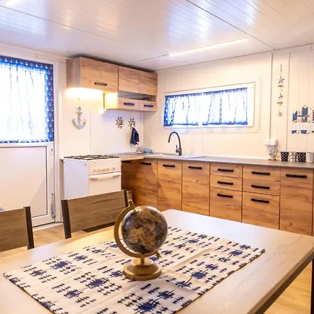 Marsky Vlk - Zazitkovy Houseboat A Wellness 船上ホテル *